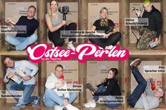 Seit 2019 gibt es den reporter-Podcast „Ostsee-Perlen“ von und mit Kristina Kolbe und Gesche Muchow (oben Mitte). Dass man mit einem tollen Team sehr viel erreichen kann, hat die Sommertour 2023 gezeigt. Denn dafür gab es jetzt einen Preis und das reporter-Perlen-Team (Foto) freut sich!